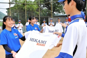 選手たちの感謝がこもったユニホームを贈られたマネジャーの川岸天宮さん（左）と兼古知歩さん＝氷上西高校