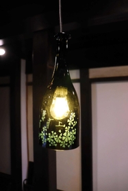 酒瓶を利用した電灯カバー＝丹波市市島町中竹田