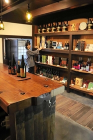 リニューアルした西山酒造場の直売所＝丹波市市島町中竹田