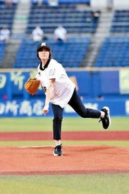 「黒豆ナイター」の始球式で投手役を務める杉本りんごさん＝ＺＯＺＯマリンスタジアム（千葉ロッテ提供）