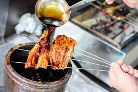 国産のウナギは秘伝のたれをかけ、パリッ、フワッと焼き上げる（うなぎ辻判提供）