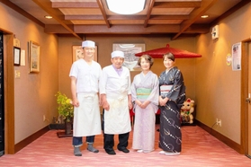 日本料理店からウナギ専門店へかじを切った（左から）上田隆さん、元志さん、祥子さん、裕美さん（うなぎ辻判提供）
