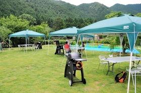 薬草薬樹公園にオープンしたバーベキューサイト＝丹波市山南町和田