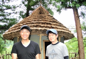 サークル「草やまの草むら」を運営する大谷さん（左）と内田さん＝丹波篠山市遠方
