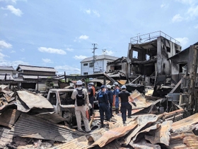 焼け跡で現場検証する篠山署員ら＝丹波篠山市山内町