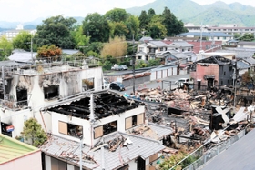 １０軒の民家などが焼けた火災現場＝２９日、丹波篠山市山内町