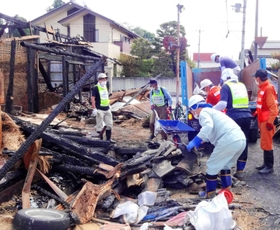 焼け跡の後片付けの作業を手伝う災害ボランティアら（市社会福祉協議会提供）＝２９日、丹波篠山市山内町