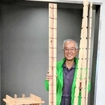 組み立て前の「組手什」を持つバイオマス丹波篠山のスタッフと、完成した棚（左）＝丹波篠山市役所