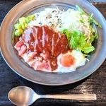 地元特産の黒豆入りハンバーグを使った「モコモコ丼」＝ユニトピアささやま