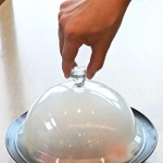 透明なクローシュの中は煙が充満し、中身は見えない＝ユニトピアささやま