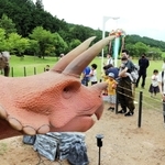 お披露目された恐竜の模型＝丹波並木道中央公園