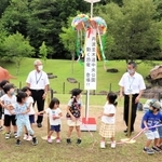 ３日の恐竜模型のお披露目会では、くす玉が割られた＝丹波並木道中央公園