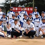 氷上西高野球部メンバーと川岸さん（最前列左から２人目）と兼古さん（同３人目）＝氷上西高校