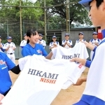 選手たちの感謝がこもったユニホームを贈られたマネジャーの川岸天宮さん（左）と兼古知歩さん＝氷上西高校