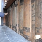 カウンター下部は、木製の酒だるを利用。酒が出る呑口（のみぐち）も＝丹波市市島町中竹田
