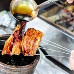 国産のウナギは秘伝のたれをかけ、パリッ、フワッと焼き上げる（うなぎ辻判提供）
