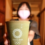 東京五輪（２３日開幕）のエンブレムをあしらった丹波立杭焼（丹波焼）カップの販売が、「立杭陶の郷」（兵庫県丹波篠山市今田町上立杭）で始まった。