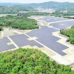 発電効率の高い単結晶のパネルを使用したメガソーラー＝丹波市市島町下竹田（ＭＪＳソーラー提供）