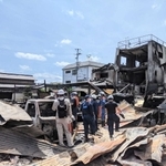 焼け跡で現場検証する篠山署員ら＝丹波篠山市山内町