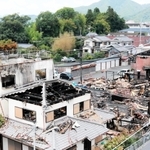 １０軒の民家などが焼けた火災現場＝２９日、丹波篠山市山内町