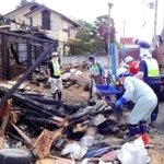 焼け跡の後片付けの作業を手伝う災害ボランティアら（市社会福祉協議会提供）＝２９日、丹波篠山市山内町