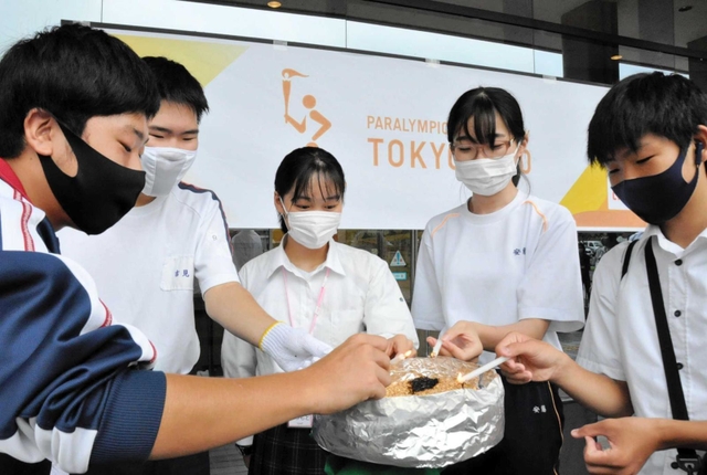 各校でおこした火を一斉にもみ殻に移す生徒たち＝丹波市春日町黒井