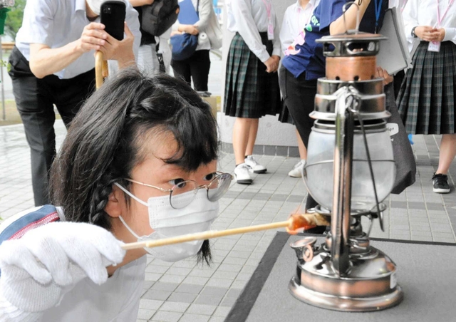ランタンに点火する氷上特別支援学校の生徒＝丹波市春日町黒井
