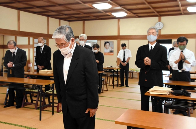 戦没者追悼式で黙とうをささげる参列者ら＝丹波篠山市沢田