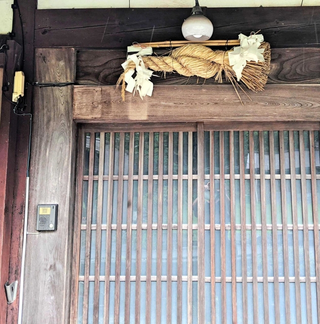 年中、玄関先に飾られている「ゴンボ」＝丹波篠山市小野新