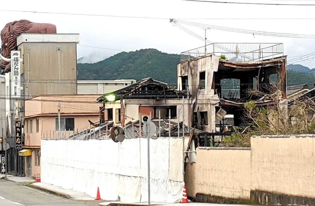 主要道路側を目隠しで覆った火災現場。建物の解体やがれき撤去は今後の課題だ＝丹波篠山市山内町