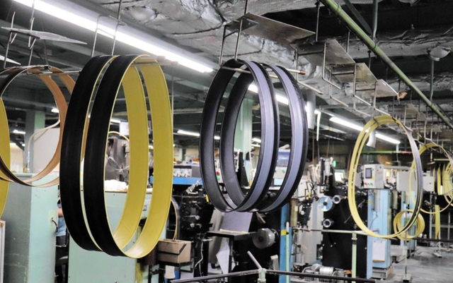 工場内をリフトで運ばれるゴム＝パナレーサー