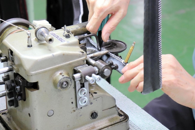 チューブラーの製造で使われる専用ミシン＝パナレーサー