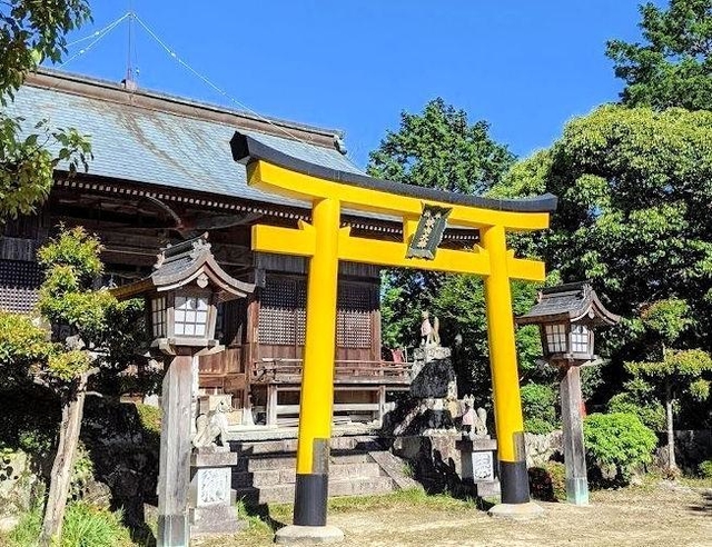 鮮やかな黄色の鳥居。神社のある山は戦国時代、山城だったとされる＝丹波篠山市今田町