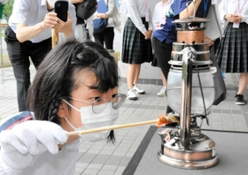 ランタンに点火する氷上特別支援学校の生徒＝丹波市春日町黒井