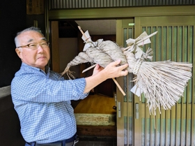 玄関先で、以前飾っていた古いゴンボを手にする中西健治さん。ゴンボは鳥のようにも見える＝丹波篠山市小野新