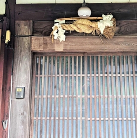 年中、玄関先に飾られている「ゴンボ」＝丹波篠山市小野新