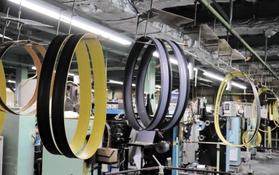 工場内をリフトで運ばれるゴム＝パナレーサー