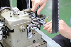 チューブラーの製造で使われる専用ミシン＝パナレーサー