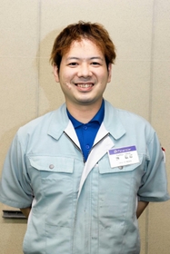 東京オリンピックの自転車競技に出場した増田成幸さんのタイヤを作った榊敏耶さん＝パナレーサー