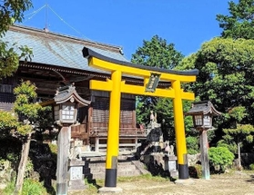 鮮やかな黄色の鳥居。神社のある山は戦国時代、山城だったとされる＝丹波篠山市今田町