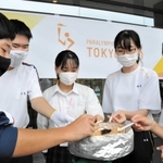 各校でおこした火を一斉にもみ殻に移す生徒たち＝丹波市春日町黒井