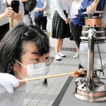 ランタンに点火する氷上特別支援学校の生徒＝丹波市春日町黒井