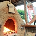 「最古の登り窯」から火を採る井上幸子さん＝丹波篠山市今田町上立杭