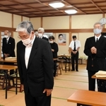 戦没者追悼式で黙とうをささげる参列者ら＝丹波篠山市沢田