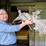 玄関先で、以前飾っていた古いゴンボを手にする中西健治さん。ゴンボは鳥のようにも見える＝丹波篠山市小野新