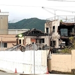 主要道路側を目隠しで覆った火災現場。建物の解体やがれき撤去は今後の課題だ＝丹波篠山市山内町