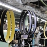 工場内をリフトで運ばれるゴム＝パナレーサー