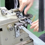 チューブラーの製造で使われる専用ミシン＝パナレーサー