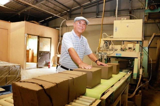 丹波焼の材料となる杯土を３０年近く作り続けている原田清さん＝丹波篠山市今田町上立杭