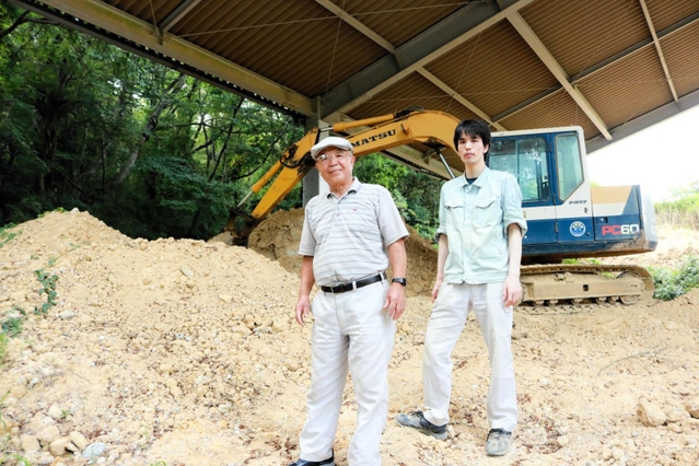 原田清さん（左）が「いずれはバトンを渡したい」と期待を寄せる前中郁人さん＝丹波篠山市今田町上立杭